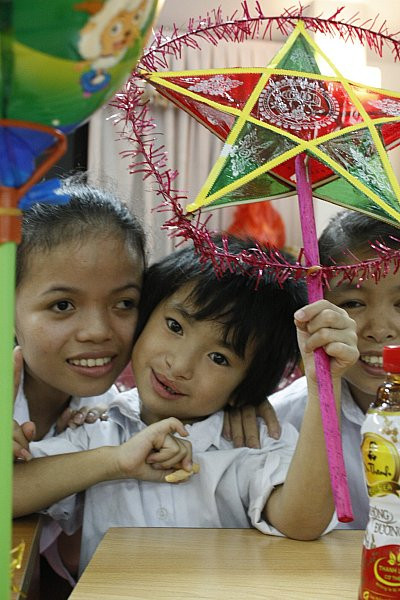 Chiếc đèn ông sao, sao năm cánh tươi màu... Chiếc đèn ông sao, sao năm cánh tươi màu...