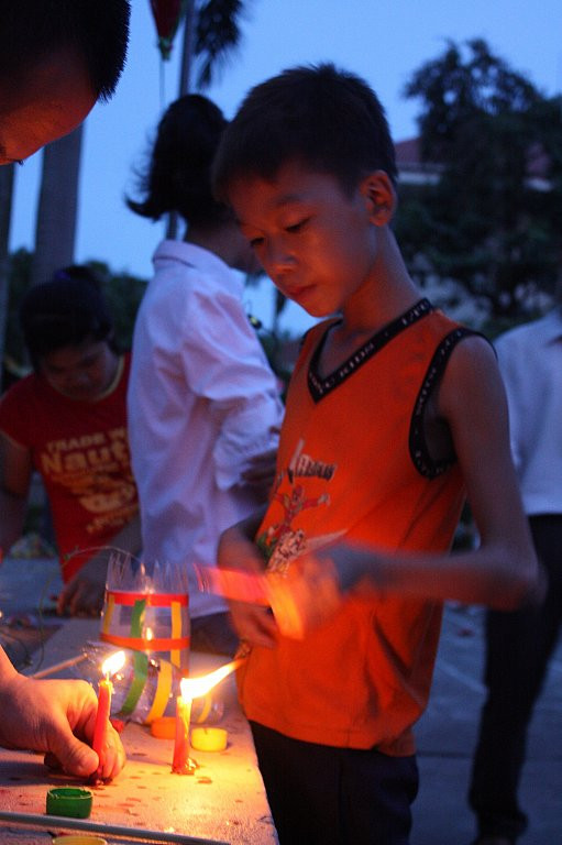 Thắp nến yêu thương Thắp nến yêu thương