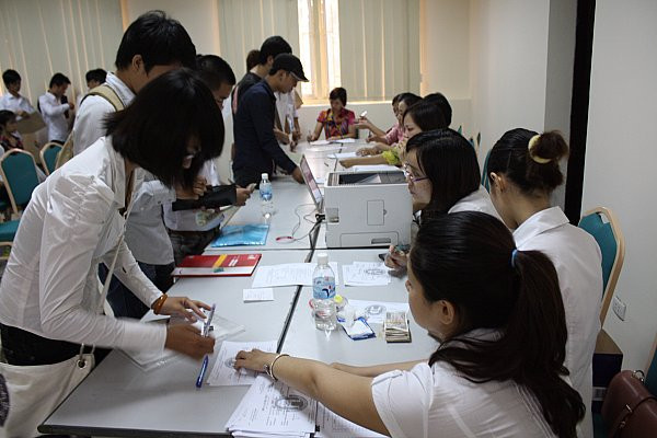 Thí sinh nộp đơn xét tuyển NV2. Ảnh Xuân Trung