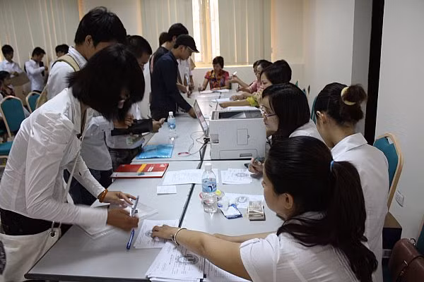 Thí sinh nộp đơn xét tuyển NV2. Ảnh Xuân Trung