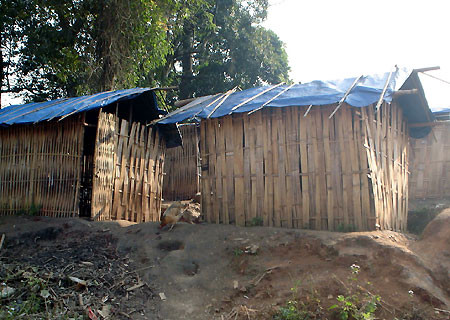 Đây là "kí túc xá" mà các HS trường PTCS Thái Sơn (Cao Bằng) đang ở. Các giáo viên và người trong ngành gọi đây là lều vịt.