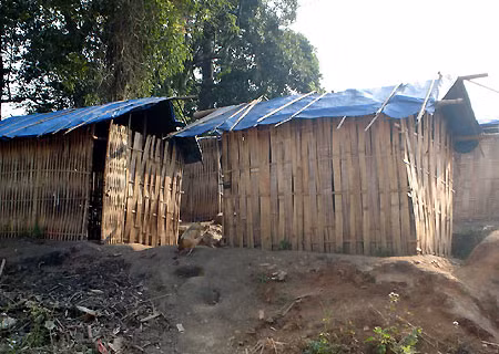 Đây là "kí túc xá" mà các HS trường PTCS Thái Sơn (Cao Bằng) đang ở. Các giáo viên và người trong ngành gọi đây là lều vịt.