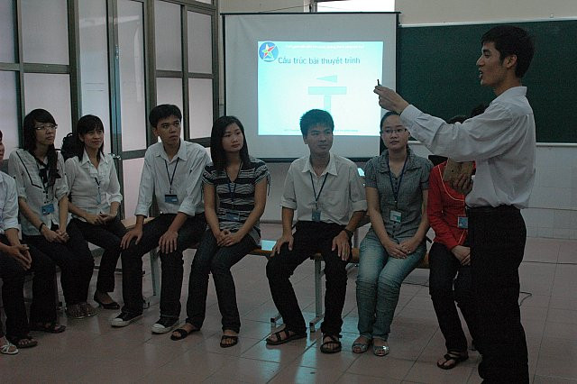 Tại ĐH DL Hải Phòng, các lớp thực hành kỹ năng mềm luôn được nhà trường đầu tư, quan tâm giúp sinh viên có kĩ năng trong giao tiếp, bạo dạn hơn.