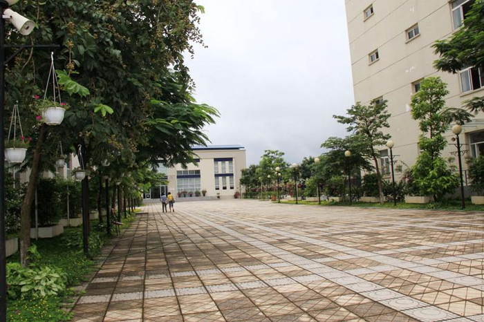 Khuân viên trường luôn rộng rãi, thoáng mát.