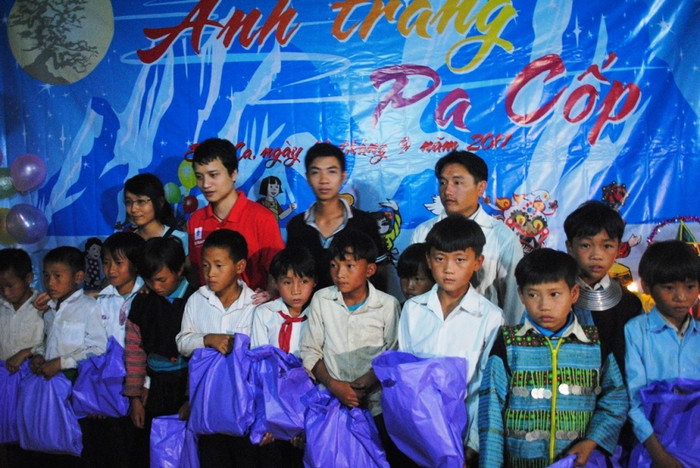 Tặng quà cho các em nhỏ có hoàn cảnh đặc biệt khó khăn. Dù các thầy cô giáo đã cố gắng tạo điều kiện nhưng số trẻ đến lớp tại bản Pa Cốp vẫn rất hạn chế. Ước mơ của thầy cô nơi đây là có một ngày tất cả các em đều có điều kiện đến trường. Tặng quà cho các em nhỏ có hoàn cảnh đặc biệt khó khăn. Dù các thầy cô giáo đã cố gắng tạo điều kiện nhưng số trẻ đến lớp tại bản Pa Cốp vẫn rất hạn chế. Ước mơ của thầy cô nơi đây là có một ngày tất cả các em đều có điều kiện đến trường.