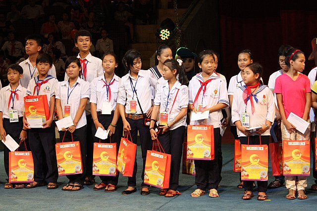 Mỗi em còn được tặng nhiều sách vở trong năm học mới.