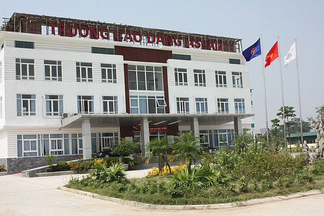 Trường CĐ Asean (Văn Lâm, Hưng Yên) tuy mới thành lập tròn một năm, nhưng với tiềm lực vững vàng và những gì đang có, BGH nhà trường cho rằng, chất lượng đào tạo sẽ được ưu tiên hàng đầu. Trường CĐ Asean (Văn Lâm, Hưng Yên) tuy mới thành lập tròn một năm, nhưng với tiềm lực vững vàng và những gì đang có, BGH nhà trường cho rằng, chất lượng đào tạo sẽ được ưu tiên hàng đầu.