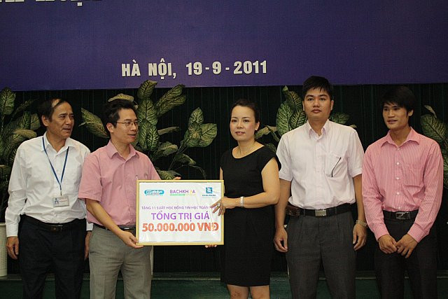 Bà Phạm Thái Hà (áo đen) - Tổng Giám đốc Hệ thống Đào tạo Lập trình viên Quốc tế BachKhoa-Aptech trao 11 suất học bổng lần này có trị giá lến tới 50 triệu đồng.