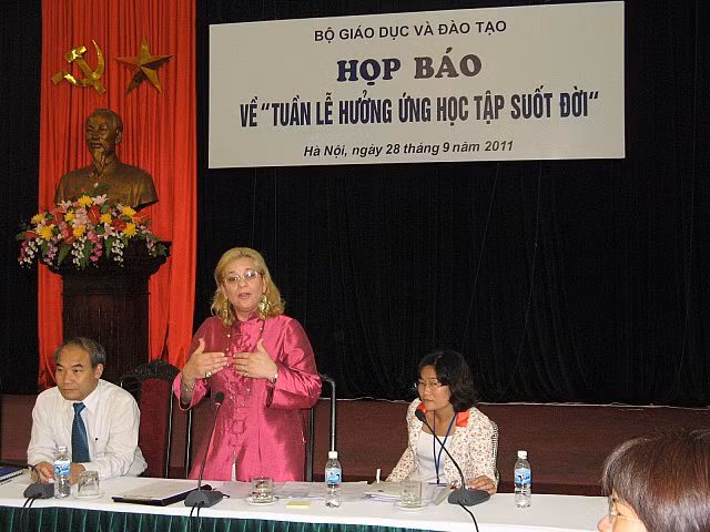 Bà Katherine Muller Marin-Trưởng Đại diện Văn phòng UNESCO tại Hà Nội cho rằn: Học tập suốt đời có nghĩa giúp cho mọi người có được công việc tốt hơn. Ảnh Xuân Trung