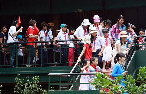 Đi qua nhà sàn Bác Hồ