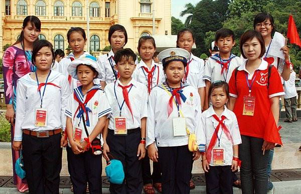 Chụp ảnh lưu niệm tại Phủ chủ tịch