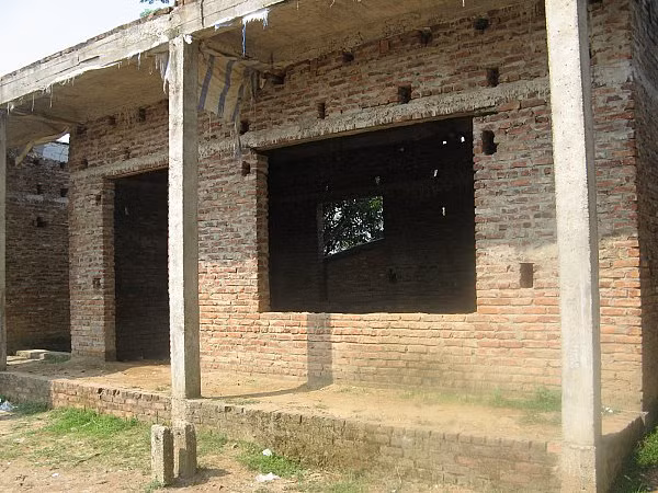 Mặc dù được hỗ trợ tới 50% kinh phí xây dựng nhưng trường học vẫn bỏ hoang.