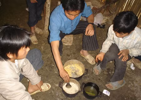 Không thì ăn cơm độn ngô với canh rau cải. Bữa ăn của 3 HS trường phổ thông cơ sở Thạch Lâm (Cao Bằng).