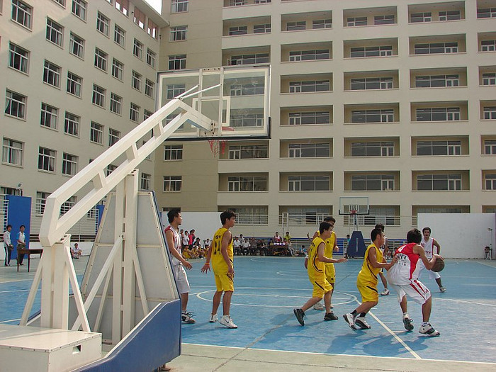 Ngoài giờ học, sinh viên được trang bị hẳn sân chơi thể thao đa năng giữa trường