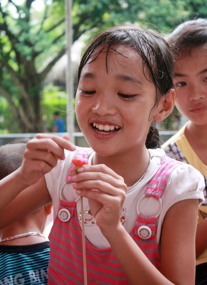 Mặc dù trời lúc nắng, lúc mưa, mồ hôi trán đầm đìa nhưng các em vẫn hăng say và lúc nào cũng tươi cười. Mặc dù trời lúc nắng, lúc mưa, mồ hôi trán đầm đìa nhưng các em vẫn hăng say và lúc nào cũng tươi cười.