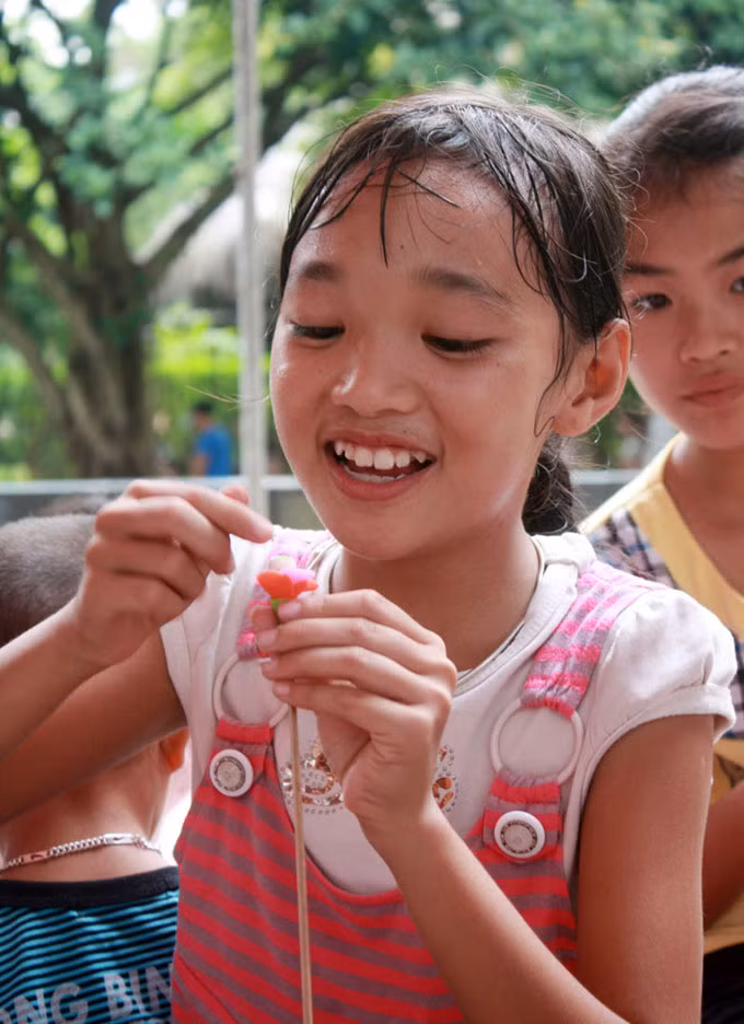 Mặc dù trời lúc nắng, lúc mưa, mồ hôi trán đầm đìa nhưng các em vẫn hăng say và lúc nào cũng tươi cười.