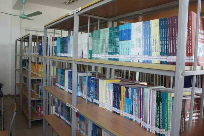 Thư viện nhà trường cũng được đầu tư mới hoàn toàn với nhiều đầu sách phong phú, Thư viện nhà trường cũng được đầu tư mới hoàn toàn với nhiều đầu sách phong phú,