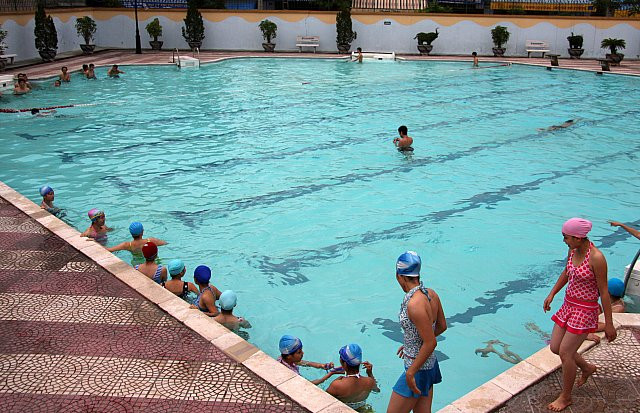 Cạnh đó là một bể bơi cỡ lớn cho sinh viên tắm miễn phí.