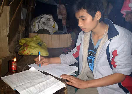 Tối đến, các em lại thắp đèn dầu học bài. Ngọn đèn yếu ớt, lúc đỏ lúc tắt vì gió nhưng các em vẫn học bài cho ngày mai.