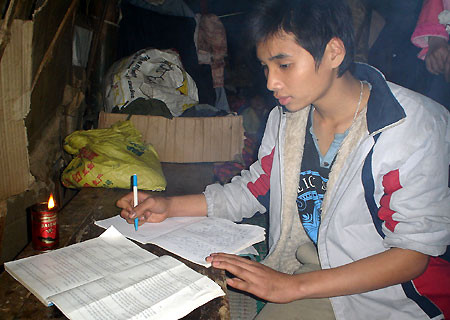 Tối đến, các em lại thắp đèn dầu học bài. Ngọn đèn yếu ớt, lúc đỏ lúc tắt vì gió nhưng các em vẫn học bài cho ngày mai.