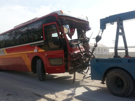 Đầu chiếc xe khách bị bẹp dúm sau cú va chạm mạnh Đầu chiếc xe khách bị bẹp dúm sau cú va chạm mạnh