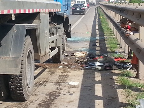 Đồ của khách trên xe bị rơi, hư hỏng vung vãi ra lòng đường sau vụ tai nạn Đồ của khách trên xe bị rơi, hư hỏng vung vãi ra lòng đường sau vụ tai nạn