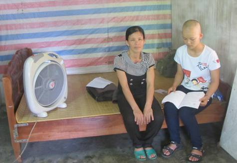 Để con vững tâm khi đi thi, chị Hoa mẹ của Nhi đã đi cùng con từ quê lên địa điểm thi