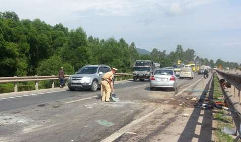 Hiện trường vụ tai nạn làm 20 cán bọ hưu trí bi thương phải nhập viện Hiện trường vụ tai nạn làm 20 cán bọ hưu trí bi thương phải nhập viện