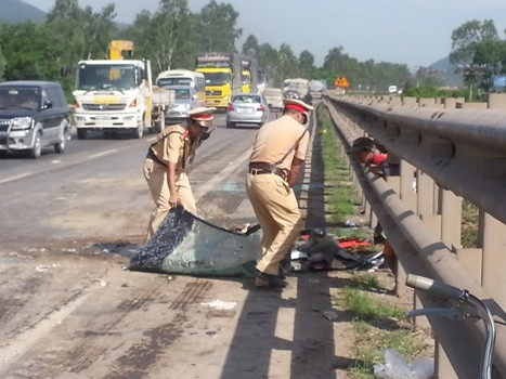 Lực lượng CSGT đang thu dọn hiện trường để cho các xe khác lưu thông tránh xảy ra ùn tắc Lực lượng CSGT đang thu dọn hiện trường để cho các xe khác lưu thông tránh xảy ra ùn tắc