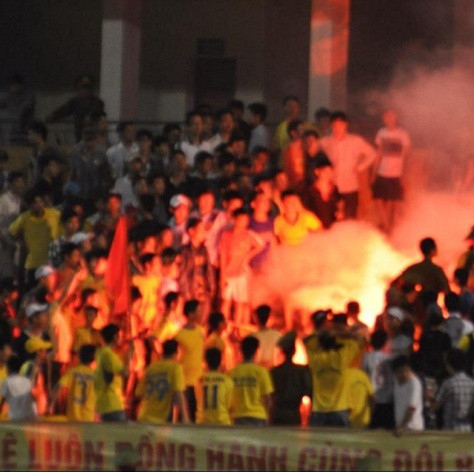 BTC sân Vinh bị phạt nặng vì để CĐV đốt pháo sáng BTC sân Vinh bị phạt nặng vì để CĐV đốt pháo sáng