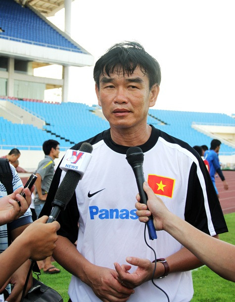 HLV Phan Thanh Hùng ngồi vào chiếc ghế nóng của ĐTVN HLV Phan Thanh Hùng ngồi vào chiếc ghế nóng của ĐTVN
