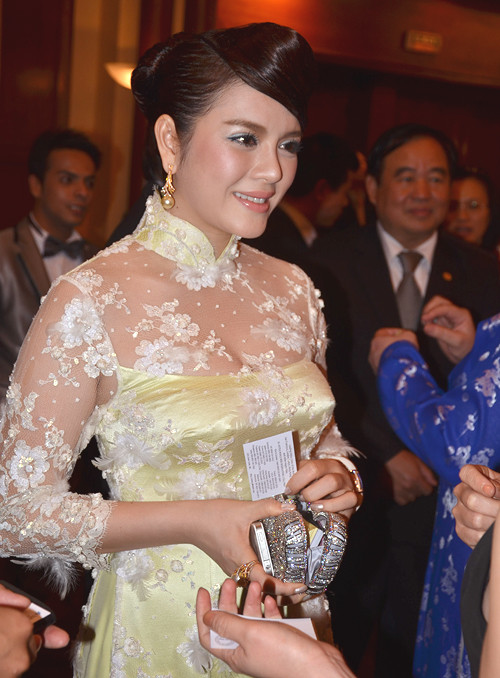 Dù đang bận 'công tác' ở Hồng Kông, nhưng người đẹp Lý Nhã Kỳ vẫn kịp thời đáp chuyến bay về Hà Nội để tham dự sự kiện do Hoàng tử Vương quốc Liechtenstein, ngài Alfred tổ chức. Dù đang bận 'công tác' ở Hồng Kông, nhưng người đẹp Lý Nhã Kỳ vẫn kịp thời đáp chuyến bay về Hà Nội để tham dự sự kiện do Hoàng tử Vương quốc Liechtenstein, ngài Alfred tổ chức.