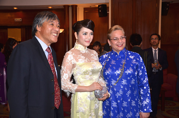 Tham dự buổi tiệc còn có nhiều quan khách quan trọng khác của Vương quốc Liechtenstein và Việt Nam Tham dự buổi tiệc còn có nhiều quan khách quan trọng khác của Vương quốc Liechtenstein và Việt Nam