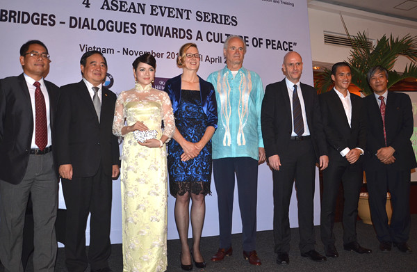 Lý Nhã Kỳ, Công Vinh, Hoàng tử Alfred chụp ảnh kỷ niệm cùng các vị khách mời tại buổi tiệc. Lý Nhã Kỳ, Công Vinh, Hoàng tử Alfred chụp ảnh kỷ niệm cùng các vị khách mời tại buổi tiệc.