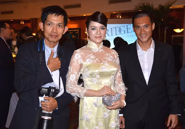 Tiền đạo số 1 Việt Nam, Lê Công Vinh cũng xuất hiện tại buổi tiệc bên cạnh người đẹp Lý Nhã Kỳ. Tiền đạo số 1 Việt Nam, Lê Công Vinh cũng xuất hiện tại buổi tiệc bên cạnh người đẹp Lý Nhã Kỳ.