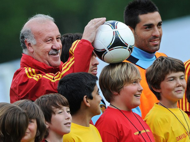 Các em nhỏ rất yêu thích đội bóng của HLV Del Bosque. Các em nhỏ rất yêu thích đội bóng của HLV Del Bosque.