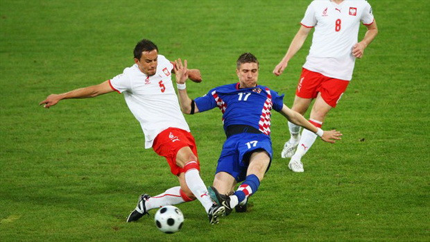 Ivan Klasnic (giữa) ghi bàn duy nhất giúp Croatia dẫn đầu bảng B với chiến thắng 1-0 trước Ba Lan Ivan Klasnic (giữa) ghi bàn duy nhất giúp Croatia dẫn đầu bảng B với chiến thắng 1-0 trước Ba Lan