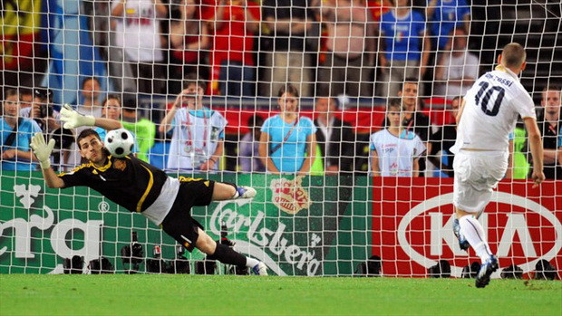 Iker Casillas ngăn cản thành công cú sút phạt 11m của Daniele De Rossi, giúp Tây Ban Nha loại Italia ở tứ kết Iker Casillas ngăn cản thành công cú sút phạt 11m của Daniele De Rossi, giúp Tây Ban Nha loại Italia ở tứ kết