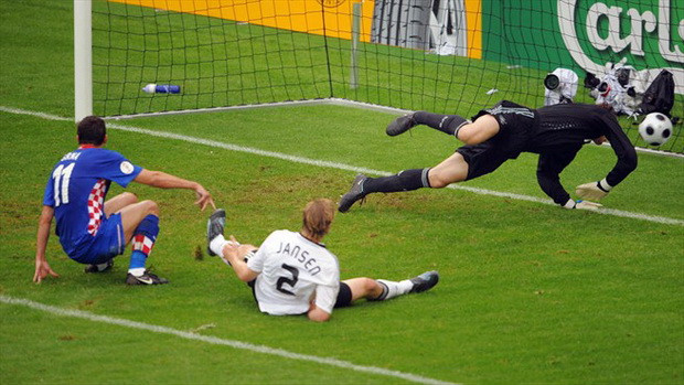 Darijo Srna (trái) mở tỷ số trong chiến thắng 2-1 trước Đức, kết quả giúp Croatia đoạt vé vào tứ kết Darijo Srna (trái) mở tỷ số trong chiến thắng 2-1 trước Đức, kết quả giúp Croatia đoạt vé vào tứ kết