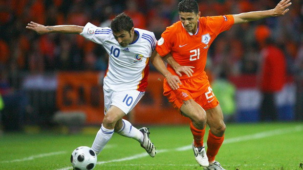 Romania (áo trắng) đã bị loại bởi trận thua 0-2 trước đội dự bị của Hà Lan Romania (áo trắng) đã bị loại bởi trận thua 0-2 trước đội dự bị của Hà Lan