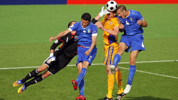 Italia giành điểm đầu tiên tại Euro 2008 nhờ trận hòa 1-1 trước Romania Italia giành điểm đầu tiên tại Euro 2008 nhờ trận hòa 1-1 trước Romania