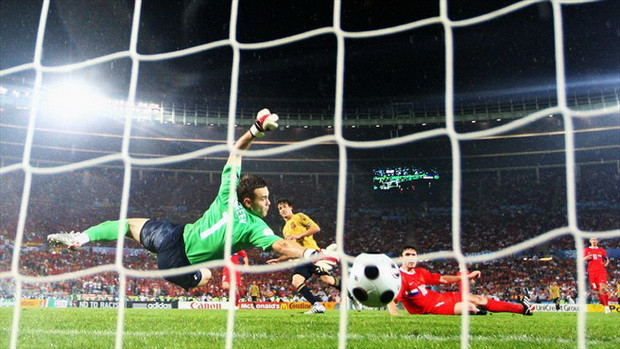 David Silva ấn định chiến thắng 3-0 cho Tây Ban Nha trước Nga ở vòng bán kết David Silva ấn định chiến thắng 3-0 cho Tây Ban Nha trước Nga ở vòng bán kết