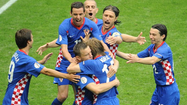 Tiền vệ Luka Modric ghi bàn duy nhất trên chấm 11m giúp Croatia đánh bại Áo 1-0 trong trận mở màn của họ ở bảng B Tiền vệ Luka Modric ghi bàn duy nhất trên chấm 11m giúp Croatia đánh bại Áo 1-0 trong trận mở màn của họ ở bảng B