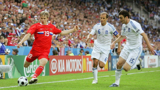 Hy Lạp (áo trắng) sớm trở thành cựu vô địch sau hai thất bại liên tiếp trước Thụy Điển và Nga Hy Lạp (áo trắng) sớm trở thành cựu vô địch sau hai thất bại liên tiếp trước Thụy Điển và Nga