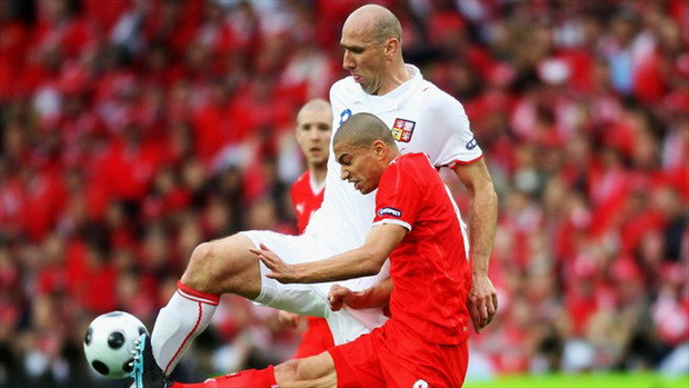 Đồng chủ nhà Thụy Sĩ (áo đỏ) thất bại 0-1 trước CH Czech trong trận mở màn Đồng chủ nhà Thụy Sĩ (áo đỏ) thất bại 0-1 trước CH Czech trong trận mở màn