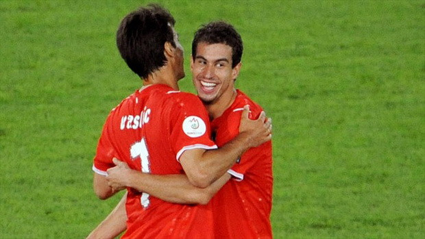 Tiền vệ Ivica Vastic (trái) ăn mừng bàn gỡ hòa 1-1 vào lưới Ba Lan, giúp Áo tránh nguy cơ bị loại sớm Tiền vệ Ivica Vastic (trái) ăn mừng bàn gỡ hòa 1-1 vào lưới Ba Lan, giúp Áo tránh nguy cơ bị loại sớm