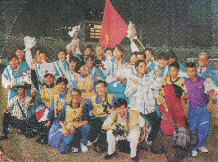 Đội tuyển Việt Nam ăn mừng tấm HCB SEA Games 18 (Chieng Mai, Thái Lan năm 1995) Đội tuyển Việt Nam ăn mừng tấm HCB SEA Games 18 (Chieng Mai, Thái Lan năm 1995)
