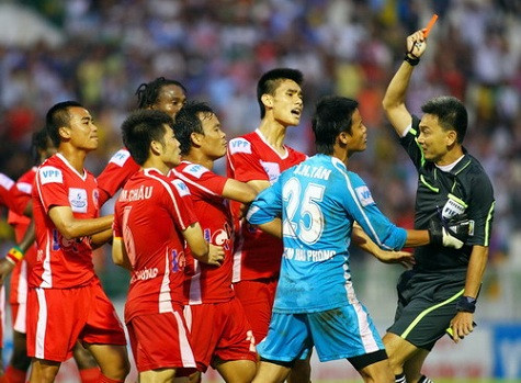 Thủ môn Ngọc Tân và các cầu thủ V.Hải Phòng bao vây trọng tài Võ Minh Trí. Ảnh: TNO Thủ môn Ngọc Tân và các cầu thủ V.Hải Phòng bao vây trọng tài Võ Minh Trí. Ảnh: TNO