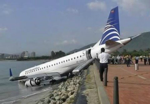 Hành khách trên chuyến bay này chắc phải tiếp đất bằng cửa sau. Hành khách trên chuyến bay này chắc phải tiếp đất bằng cửa sau.