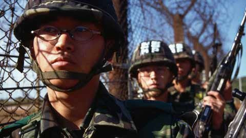 Binh sĩ Hàn Quốc tại khu vực biên giới Triều Tiên - Hàn Quốc. Hàng rào sắt này kéo dài nhiều km trên khu vực phi quân sự giữa hai nước. Binh sĩ Hàn Quốc tại khu vực biên giới Triều Tiên - Hàn Quốc. Hàng rào sắt này kéo dài nhiều km trên khu vực phi quân sự giữa hai nước.